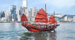 一艘在香港境内航行的船只的风景照片